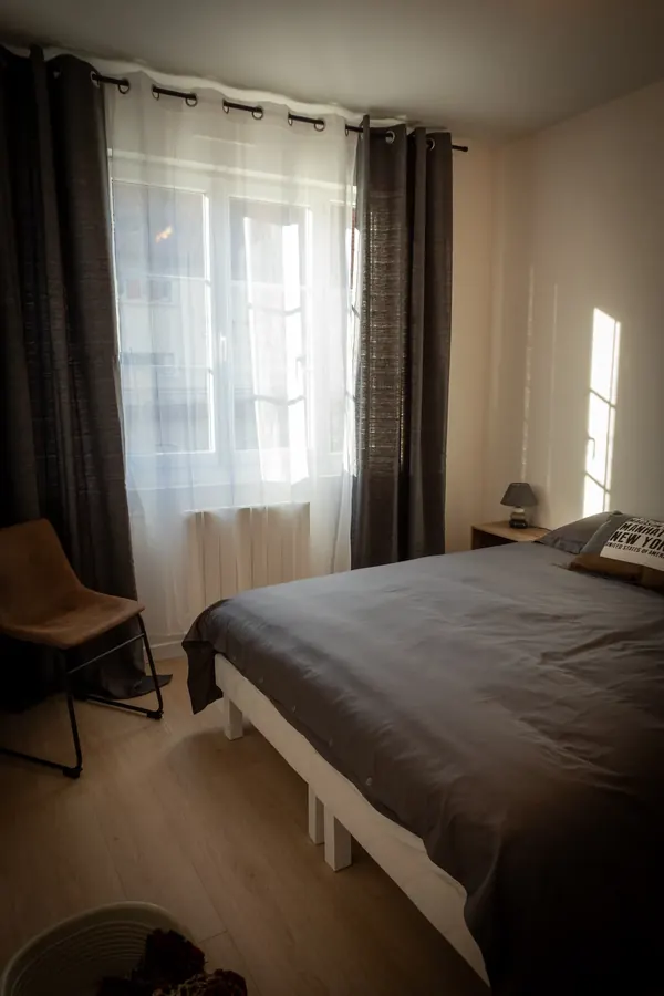 La chambre, la lumière de la fenêtre, le fauteuil en cuir