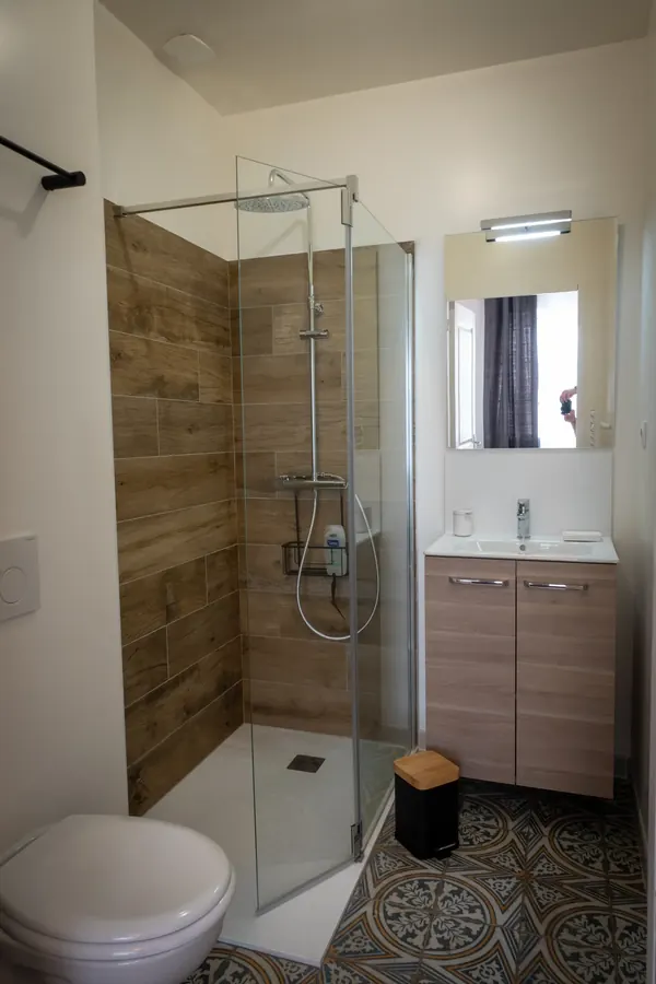 La douche à l'italienne, carrelage imitation bois, sol en carreaux de ciment